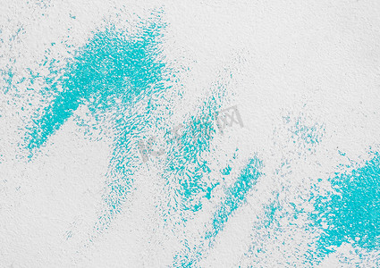 毛肚简笔画摄影照片_白墙纹理背景上的蓝色油漆抽象笔画图案