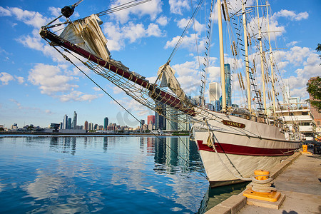 美化芝加哥海军码头上的风船，背景是天际线