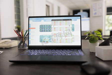 配备领先财务数据软件的笔记本电脑显示屏