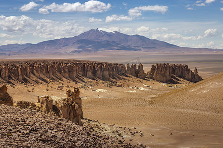 智利阿塔卡马沙漠日落时月亮谷戏剧性景观中的土路