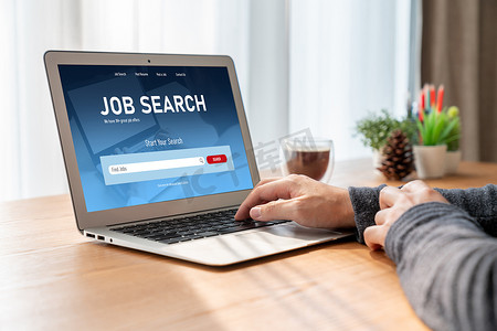 在流行网站上在线求职，供工人寻找工作机会