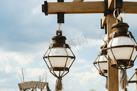 木杆子摄影照片_垂悬在一根木杆的老木灯笼