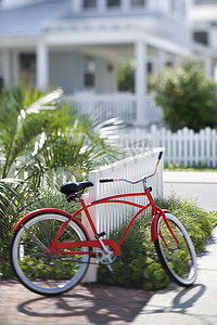 房子前面的红色自行车。