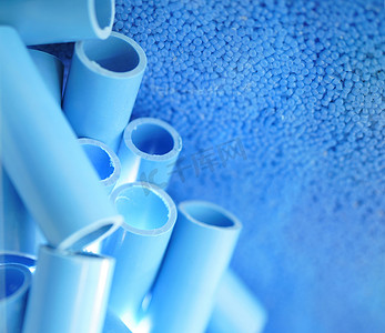 化合物摄影照片_蓝色管材和用于蓝色 pvc 管材生产的塑料聚合物颗粒原料。