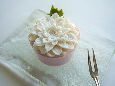 果冻泰式甜点花卉图案在盘子玻璃上有甜味，由椰奶制成，白色背景