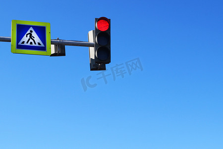 蓝天背景上的人行横道标志和红色红绿灯，复制空间