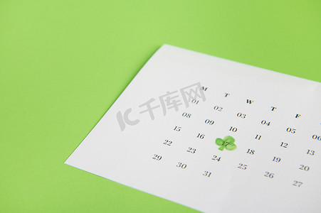 标有日期 3 月 17 日的白色日历 — 传统的爱尔兰节日圣帕特里克节，在绿色背景中突显