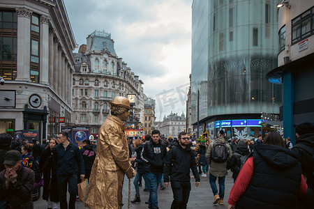 伦敦，2022 年 12 月 3 日 — 莱斯特广场的活雕像街头艺术家
