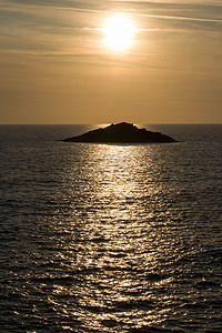 诗意大海摄影照片_夕阳和帆船在地平线上的海景