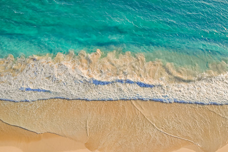 波浪海浪摄影照片_海洋蓝色波浪在海滩上的顶视图