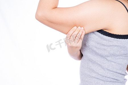 苗条女人摄影照片_女人抱着过度肥胖的手臂被白色背景隔离。