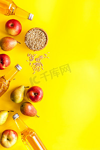 中同摄影照片_黄色背景顶视图复制空间中的苹果和梨汁
