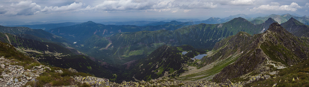 从西塔特拉山脉或 Rohace 全景的巴尼科夫峰全景。
