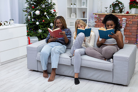 女孩们在圣诞节读书时专注。