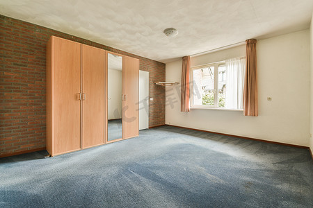 一间铺有地毯的地板和门的空房间