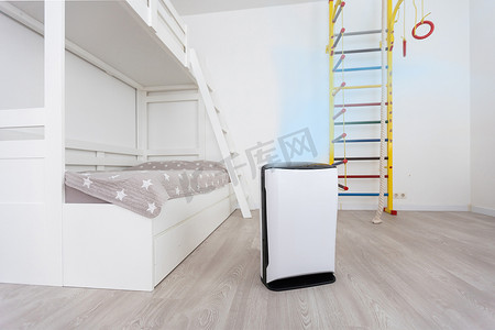 usb加湿器摄影照片_儿童卧室里的现代加湿器。