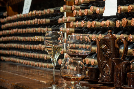 瓶特写镜头不同类型的酒与一个酒窖在背景中。