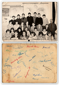 复古照片显示教室里有男老师的学生。
