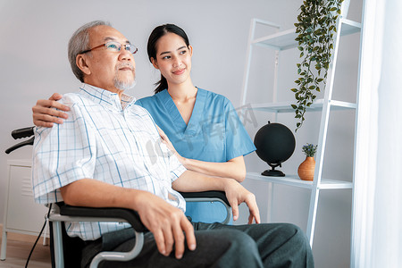 有爱心的护士和家里坐在轮椅上心满意足的老人。