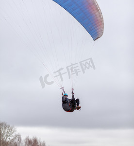 跳伞极限运动-降落伞展开的跳伞运动员。