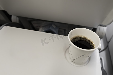 飞机上的咖啡杯黑咖啡。