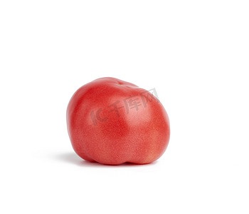 孤立在白色背景上的成熟圆形成熟红番茄