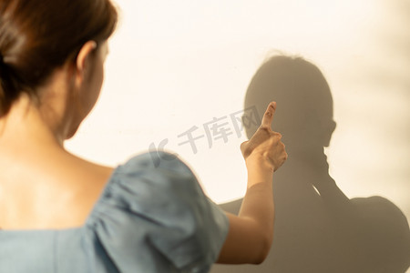 女人疯了，在墙上吵架她的影子。