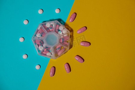 组织者每周拍摄药盒，里面装有药片，每天服用白色粉红色药物和胶囊。
