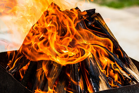 清空热木炭烤肉架，火焰明亮。