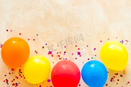 平躺着气球 — 派对概念 — 在米色背景上自上而下的复制空间