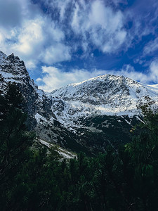 波兰扎科帕内 Polish Tatry 山脉的 Morskie Oko 湖雪山小屋。