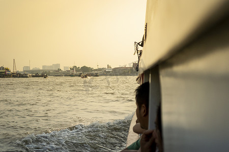 日落时分，人们在泰国曼谷的湄南河上享受游船之旅