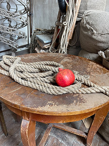 红石榴躺在一张棕色的桌子上