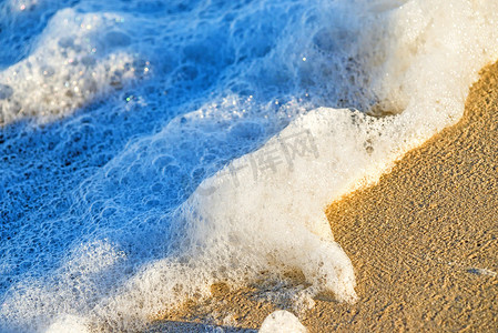 冲浪浪花摄影照片_有浪花的沙滩
