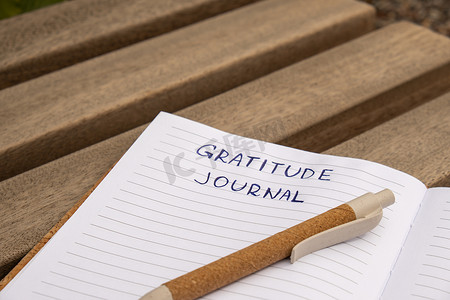 在木凳上写感恩日记。