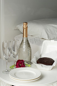 豪华酒店房间里的两杯香槟和巧克力甜点。