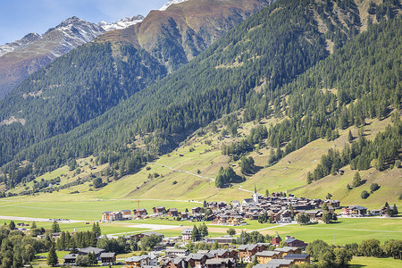 村庄之美摄影照片_瑞士阿尔卑斯山 Graubunden Canton 村庄的田园风光