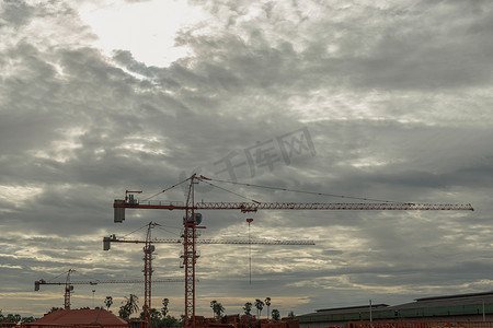 新厂区建筑工地天空背景下的塔式起重机景观。