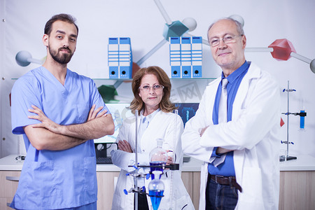 三位科学家在实验室穿着制服的画像