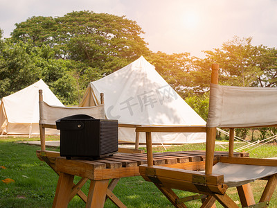 野营logo摄影照片_在户外远足森林中野营野餐帐篷营地。
