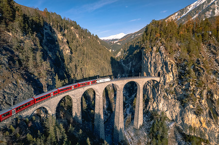 瑞士火车穿越兰德瓦瑟高架桥