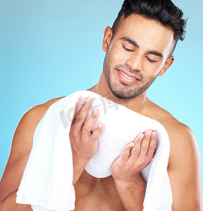 男士护肤摄影照片_清洁、毛巾和男士清洁后的清洁、面部清洁常规和护肤模型。