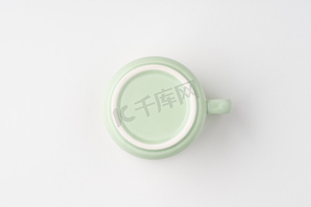 淡绿色茶杯底面的照片。