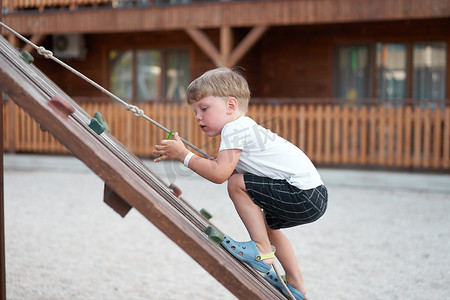 男孩游乐场儿童爬绳户外儿童健康暑期活动