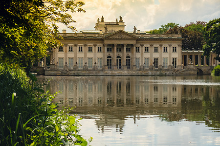 在华沙的 Lazienki 公园旅游胜地岛上的巴斯古典主义宫殿。 