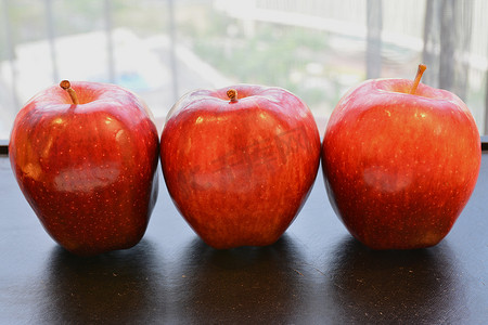 免费在酒店展示成熟的红苹果