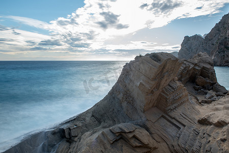 西班牙伊维萨岛 — 2019年9月1日：下午晚些时候，亚特兰蒂斯的Cala de Hort悬崖