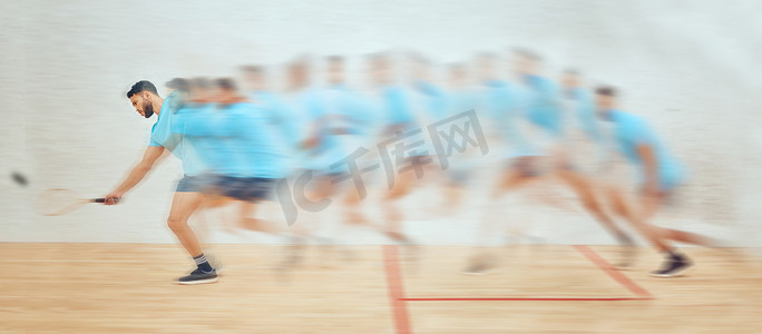 年轻的运动壁球运动员在玩带有运动模糊的球场游戏时跑步。