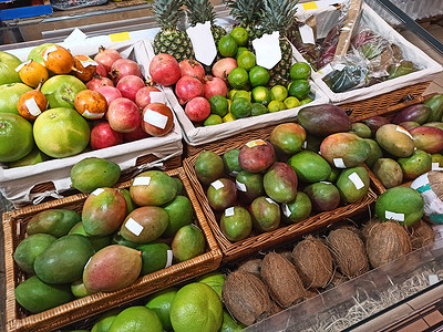 顶视图：在超市柜台出售的柳条篮中成熟的新鲜有机异国情调水果。