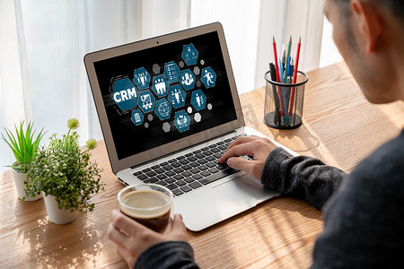 CRM端摄影照片_用于 CRM 业务的现代计算机上的客户关系管理系统